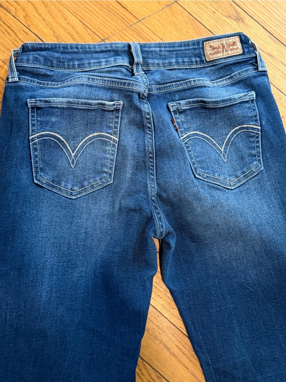 Levi's Women's Faded Dark Blue Skinny Jeans - Picture 8 of 9